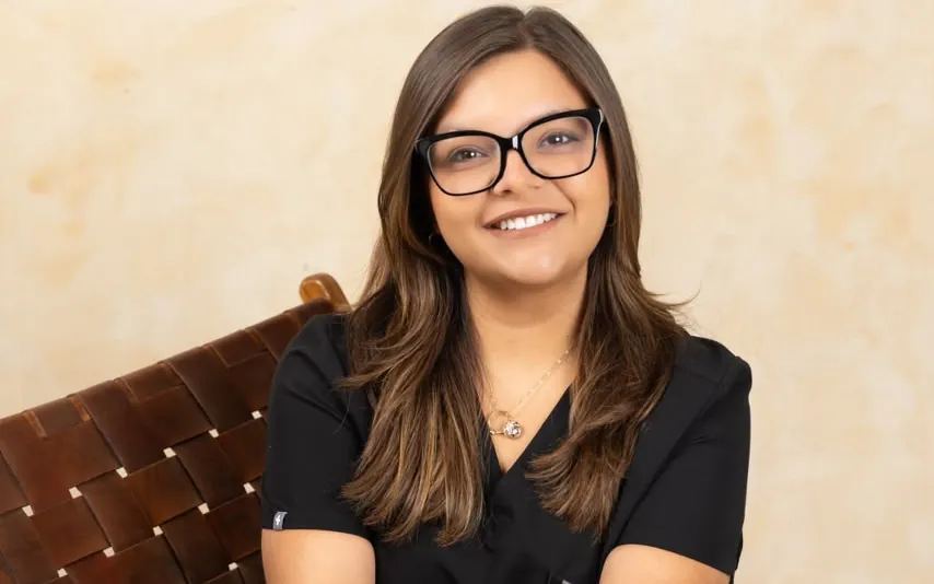 Dra. Anet Heredia Choy, uróloga en Mexicali y Culiacán, sentada en su consultorio