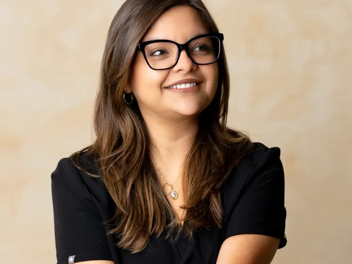 La Dra. Anet Heredia Choy sonríe durante la consulta